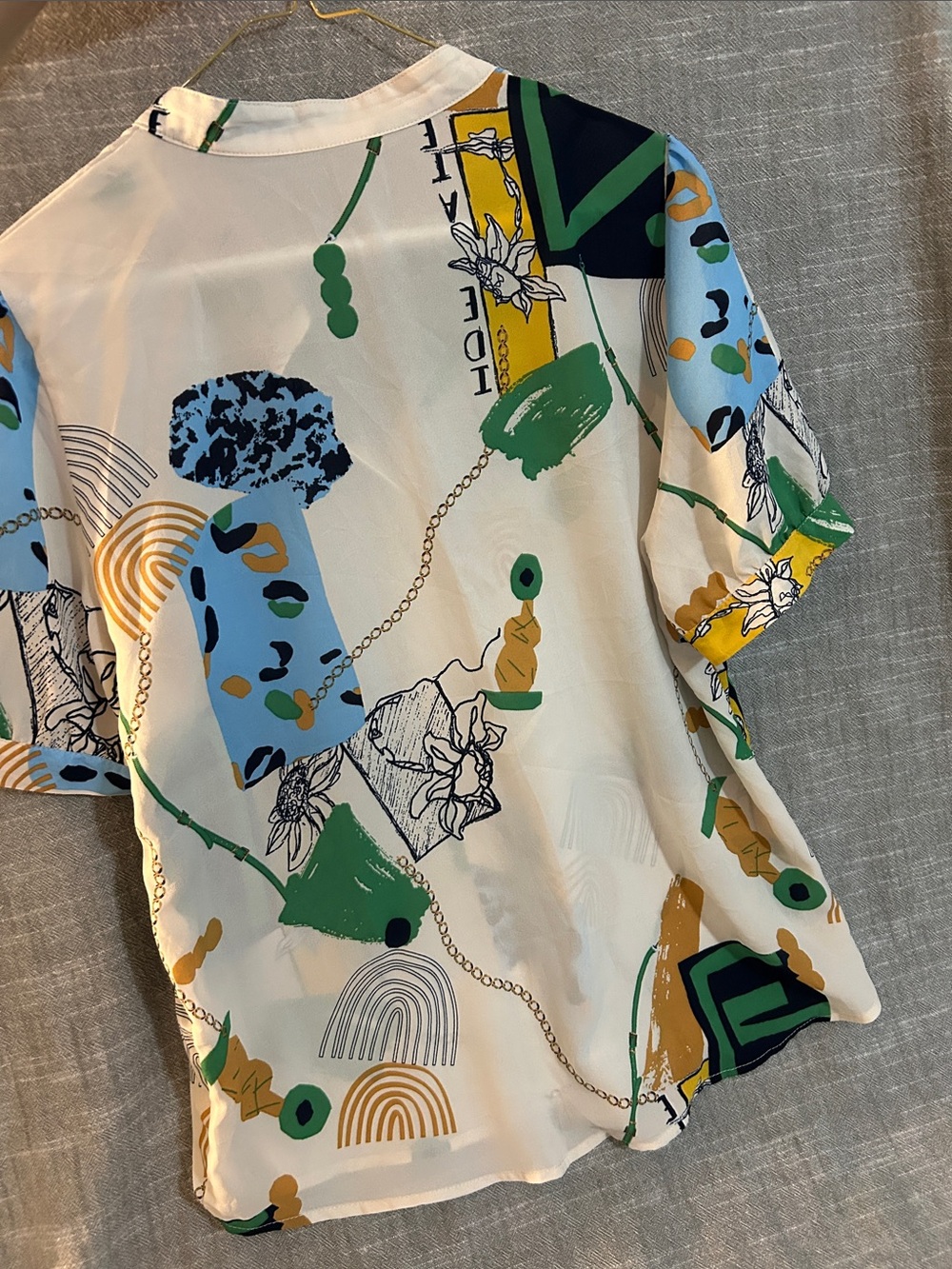 Abstract Print Short-Sleeve Artsy Blouse in Cream and Green - size XL - Picture 5 of 7